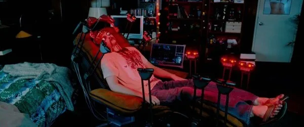 영화 '써로게이트' 역시 나를 대신한 '아바타'가 활동한다는 점에서는 비슷하지만, 그 아바타가 활동하는 곳이 '현실'이라는 점에서 차이가 있다. (영화 '써로게이트'의 한 장면)