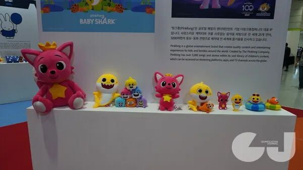 "어! 핑크퐁이다!" 본능적으로 달려간 '세계 캐릭터 부스'