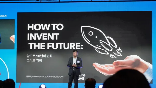 'How to Invent the Future:앞으로 10년의 변화 그리고 기회'를 주제로 강연을 진행한 '류중희 퓨처플레이 대표이사'