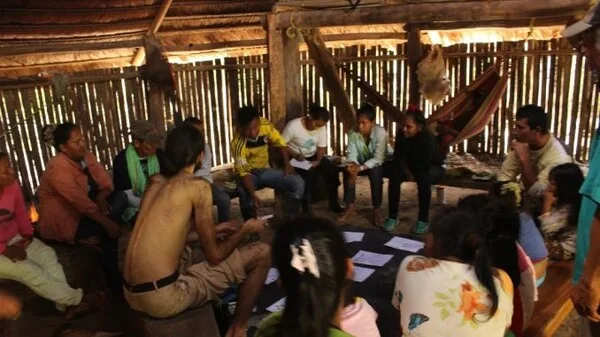 2015년 콜롬비아 아마조나스 타라파카(Tarapacá, Amazonas, Colombia)에서 열린 차그라스 게임(Game of Chagras) 세션에 참여한 카르도조 커뮤니티 센터(Cardozo Community Center)의 코카마(Cocama) 원주민 그룹 구성원들